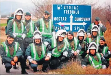  ?? G.C. ?? Jesús Núñez, con gafas oscuras, con todo el equipo de agentes que participó hace 25 años en la misión.