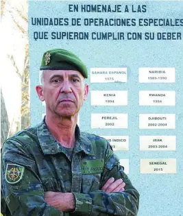  ??  ?? El general Íñiguez, ante un monolito que recuerda las misiones de los boinas verdes