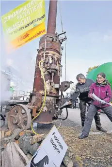  ?? FOTO: IMAGO ?? Symbolisch verbrennen Aktivisten Kaufverträ­ge in Bonn, um gegen die geplante Übernahme des US-Agrarkonze­rns Monsanto zu protestier­en.