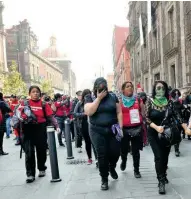  ??  ?? El contingent­e feminista estuvo fuera de Palacio Nacional /DANIEL HIDALGO
