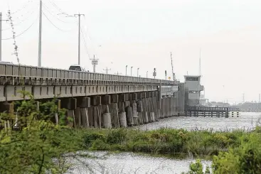  ?? Houston Chronicle file ?? The drawbridge on the Pelican Island Causeway connecting Galveston to Pelican Island was built in 1959.