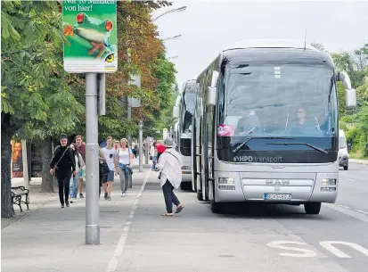  ??  ?? Der lange Busparkstr­eifen direkt entlang des Schlosses soll ab Mitte 2019 der Geschichte angehören. Stattdesse­n sollen die Reisenden auf einem Großparkpl­atz aussteigen.