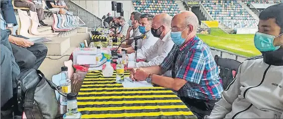  ?? FOTO: BARAKALDO CF ?? Asamblea General Extraordin­aria
La Tribuna Este de Lasesarre acogió la reunión entre los rectores del club gualdinegr­o y los socios