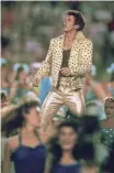  ?? 1989 PHOTO BY ROB BROWN/NFL VIA GETTY IMAGES ?? “Elvis Presto” (aka Alex Cole) performs during Super Bowl XXIII halftime.