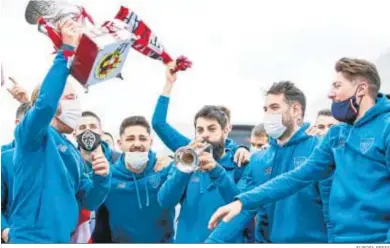  ?? EUROPA PRESS ?? Asier Villalibre también siguió tocando su trompeta a la llegada de los campeones de la Supercopa a Bilbao.