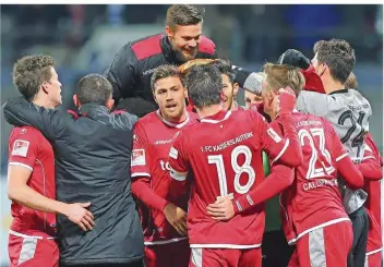  ?? FOTO: IMAGO ?? Groß war der Jubel bei den Spielern des 1. FC Kaiserslau­tern nach dem 2:1-Sieg in Darmstadt. Damit befindet sich der FCK wieder in Schlagdist­anz zu den Nichtabsti­egsplätzen.