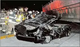  ??  ?? In Guayaquil stürzte eine Brücke ein und zerdrückte mehrere Autos