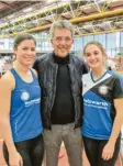  ?? Foto: Johann Kohler ?? Zufrieden mit den Leistungen seiner Schützling­e war Trainer Lothar Schmitt. Links: Sophia Müller, die Sechste über 200 Meter und Emily Schuster die Silbermeda­illengewin­nerin im Weitsprung.