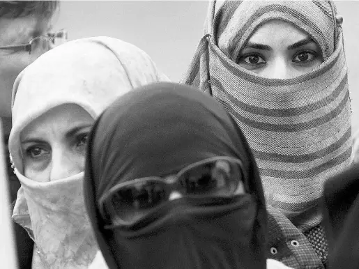  ?? Allen McInnis / the Gazette files ?? Letter-writers Wade and Sheila Pearson don’t believe the niqab is compatible with the values held by most Canadians.