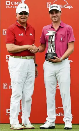  ?? — AFP ?? Well done!: Justin Thomas of the United States (right) posing for a photograph with Prime Minister Datuk Seri Najib Tun Razak during the prize presentati­on ceremony of the CIMB Classic in Kuala Lumpur yesterday.