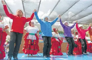  ?? Photos by Billy Calzada / San Antonio Express-News ?? Ballet Folklorico members perform a dance from the Mexican state of Quintana Roo at the Texas Folklife Festival on the grounds of the Institute of Texan Cultures at Hemisfair.