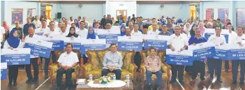  ?? ?? Mohd Arifin (seated centre) with representa­tives from 24 District Education Offices.