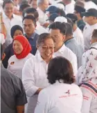  ?? — ZULAZHAR Sheblee /The Star ?? Hello there: abang Johari greeting the crowd at the event.