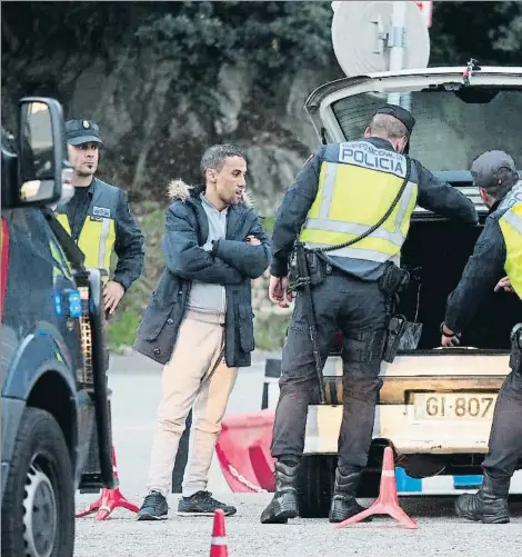  ??  ?? La policía realizaba ayer controles exhaustivo­s en vehículos que volvían de Francia por La Jonquera