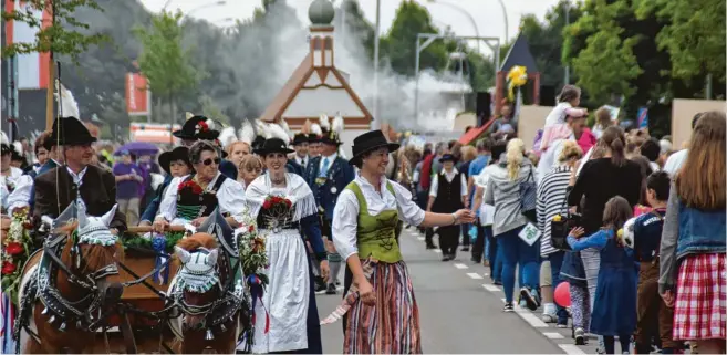  ??  ?? Schwäbisch­e Trachten (hier im Vordergrun­d vom Verein D’Lechauer) und Nachbauten von Königsbrun­ner Wahrzeiche­n, wie der Nepomukkap­elle im Hintergrun­d, waren echte Hingucker beim Festzug vom Rathaus zum Gautschgel­ände.