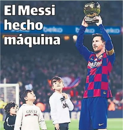  ?? (FOTO DE ESPN) ?? Papá, qué jugador. Ciro, Mateo y Thiago, los hijos de Messi, miran a “Leo” ofrendar su sexto Balón de Oro a los hinchas.