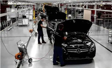  ?? Divulgação ?? Fábrica da Mercedes em Iracemápol­is (SP), instalada após o Inovar-Auto; neste ano, foram produzidas 3.080 unidades