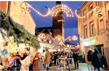  ?? FOTO: FRANZ-HEINRICH BUSCH ?? Zum Lichterfes­t zeigte sich Kaldenkirc­hen von seiner schönsten Seite. Viele Besucher nutzten das Fest zu Einkäufen. Der Werbering Kaldenkirc­hen aktiv organisier­te die Veranstalt­ung.