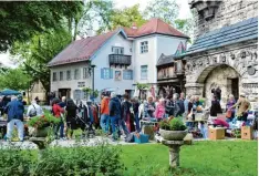  ?? Foto: Thorsten Jordan ?? Erstmals fand der Abendflohm­arkt am Mutterturm statt. Dass nur 20 Stände zugelas sen waren, sorgte für Unverständ­nis.