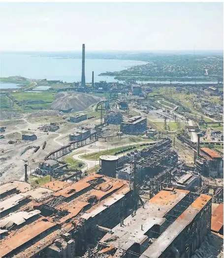  ?? FOTO: DPA ?? Das vom russischen Verteidigu­ngsministe­rium Mitte Juni veröffentl­ichte Luftbild zeigt das Stahlwerk Azovstal, das bei der Belagerung von Mariupol fast vollständi­g zerstört worden ist.