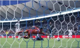  ?? DARRYL DYCK THE CANADIAN PRESS ?? The Vancouver Whitecaps’ Doneil Henry, bottom centre, watches as goalkeeper Stefan Marinovic fails to prevent an own goal by Henry. Toronto and Vancouver tied 2-2.