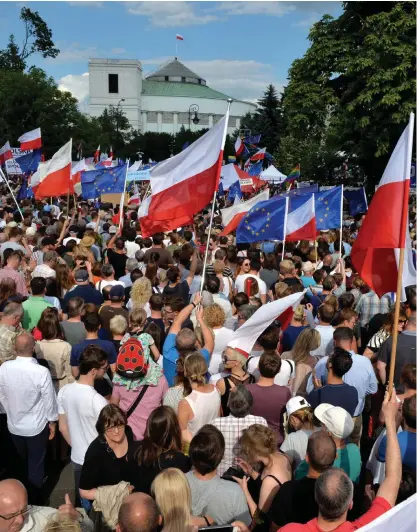  ?? FOTO: EPA/JACEK TURCZYK ?? Den polska opposition­en har talat om hundratuse­ntals demonstran­ter runtom i landet, medan polisen tonar ner antalet.