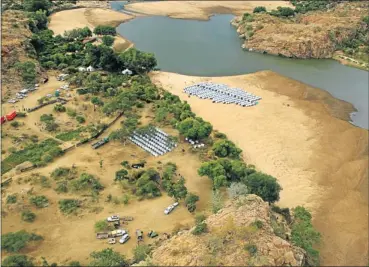  ?? PETER ANDERSON/MAX GEBHARDT
Pictures: ?? CAMARADERI­E: Maramani camp on the Limpopo River, above; cyclists in the tour preparing to cross the Shashe River into Zimbabwe, below.