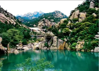  ??  ?? Le mont Laoshan, un célèbre site touristiqu­e à Qingdao