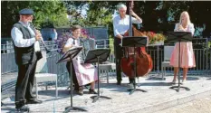  ?? Foto: Musikschul­e/Karolina Wörle ?? Die Gruppe „Vierklang“mit (von links) Manfred-Andreas Lipp, Stefanie Saule, Rudolf Heinle und Sabrina Steinle beim Inselkonze­rt.