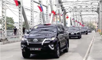  ?? ALI VICOY ?? SUBOK MUNA Nagsagawa kahapon ng dry run para sa convoy ni Chinese President Xi Jinping sa Ayala Bridge sa Maynila, kaugnay ng pagdating ng opisyal sa Pilipinas ngayong Martes para sa state visit.