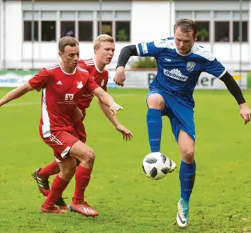  ?? Foto: Färber ?? Mit dem Sieg über den Relegation­splatzbese­tzer BC Adelzhause­n liegt der TSV Rain II (mit David Pickhard, rechts) nun punkt‰ gleich.