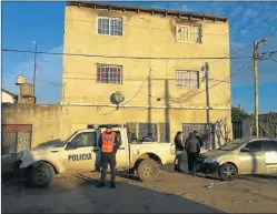  ?? ARBA ?? ESCENA. Un patrullero custodia la casa del cuádruple crimen.