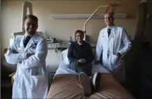  ?? ASTRID RIECKEN, FOR THE WASHINGTON POST ?? David Fogel with his surgeon, Jeremy Davis, right, and Michael Wach, a surgical oncology fellow at the NIH hospital.