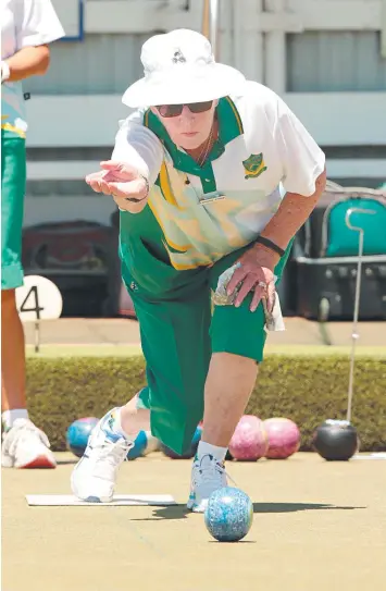  ?? Picture: ALISON WYND ?? WINNING ROLL: Highton lead Lorraine Finlay in action against Geelong Cement yesterday. Finlay’s rink won 31-16 which laid the foundation­s for a 20-shot overall win.