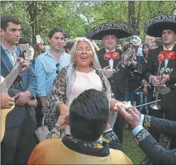  ?? PABLO CUARTEROLO ?? MARIACHIS. Bailó, cantó y saludó al ritmo de la música mexicana.