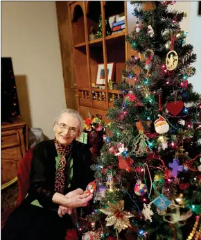  ?? ?? Kathleen Hite enjoys decorating her Christmas tree with ornaments from loved ones that she has gathered over the years. Memories make up her Christmas tree decor.