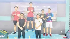  ?? ?? The men’s singles winners on the podium pose with SBA secretary Ting Ching Zung (right) and treasurer Liew Ching Song after the prize presentati­on.