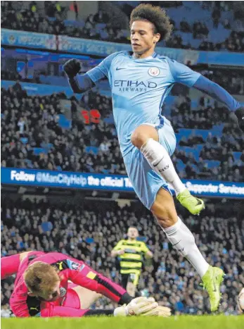  ?? FOTO: IMAGO ?? Nationalsp­ieler Leroy Sanè, hier gegen Huddersfie­lds Keeper Joel Coleman, ist einer der Überfliege­r der aktuellen Premier-League-Saison.