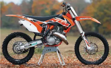  ??  ?? La petite KTM 125 SX est la référence de la catégorie. Le modèle 2015 abouti reçoit peu d’évolutions, il y a là un ensemble qui a fait ses preuves au moteur si emballant.