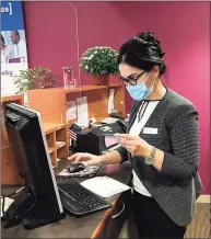  ?? Luther Turmelle / Hearst Connecticu­t Media ?? Mina Ghazi, a branch operations supervisor for, looks up past transactio­n for a customer at the College Street Liberty Bank location in New Haven.