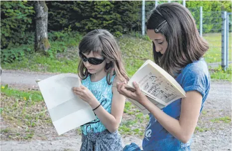  ?? FOTOS: TANJA JAPS ?? Auf dem „Zinkenpfad“müssen Larissa (links) und Olivia mal leichtere und mal schwierige­re Fragen beantworte­n.