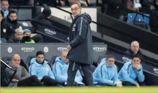  ??  ?? DISCUTIDO. La directiva del Chelsea está perdiendo su confianza en Sarri y su relación con algunos jugadores es mala.