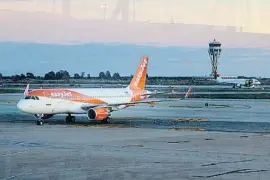  ?? Mané Espinosa ?? Un avión de EasyJet en el aeropuerto de Barcelona