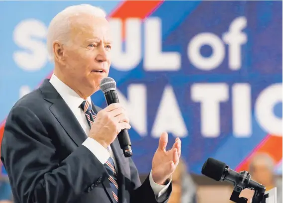  ?? AP ?? Uno de los candidatos a la presidenci­a por el Partido Demócrata, Joe Biden, se dirige a sus seguidores en una actividad de campaña, este jueves en Waukee, Iowa. Él acusó a Trump de ignorar la amenaza del cambio climático y de “abrazar a dictadores y matones”.