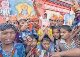  ?? ARUN SHARMA/HT PHOTO ?? Enthusiast­ic supporters at PM Modi's road show in Varanasi on Sunday.