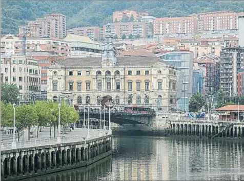  ?? DAVID RAMOS / BLOOMBERG ?? Bilbao,
la vella capital industrial que s’ha reconverti­t en la capital econòmica i cultural d’Euskadi