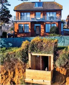  ?? ?? Beautiful view: The holiday home and cliff lookout