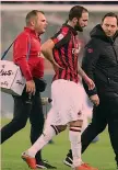  ??  ?? Gonzalo Higuain, 30 anni, lascia il campo infortunat­o ANSA