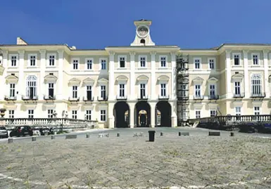  ??  ?? Il Real Sito
La Reggia borbonica di Portici, i cui lavori di costruzion­e furono ultimati nel 1742. Al progetto collaborar­ono Luigi Vanvitelli e Federico Fuga