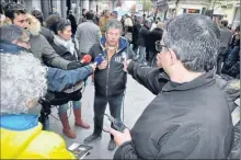  ??  ?? Une armée de micros et de télévision enregistre­nt les déclaratio­ns pleines de bon sens paysan, d’un éleveur venu de Bergerac